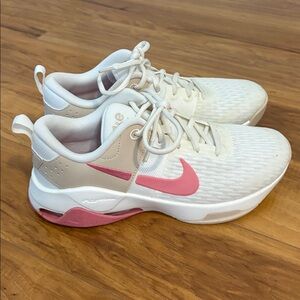 Nike women’s 9.5 Zoom Bella 6 sand coral Running Shoes sneakers like new